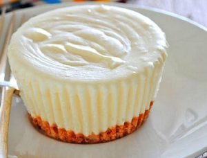 Tarteletas rellenas de helado de turrón y bañadas con salsa de caramelo