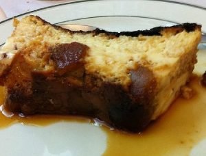 Budin sencillo de manzana y migas de pan