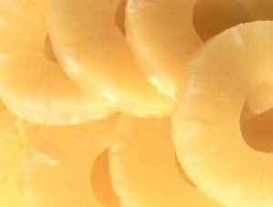 Rodajas de ananá (piña) cubiertas con crema, light y diabéticos