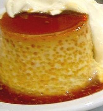 Flan con duraznos