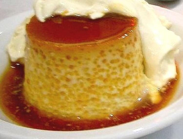 Flan con duraznos