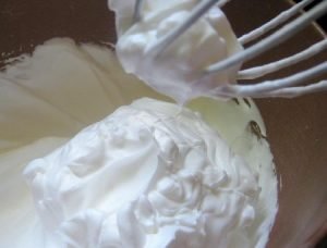 Merengue cocido para decorar tortas