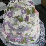 Torta quinceañera con una cascada de flores