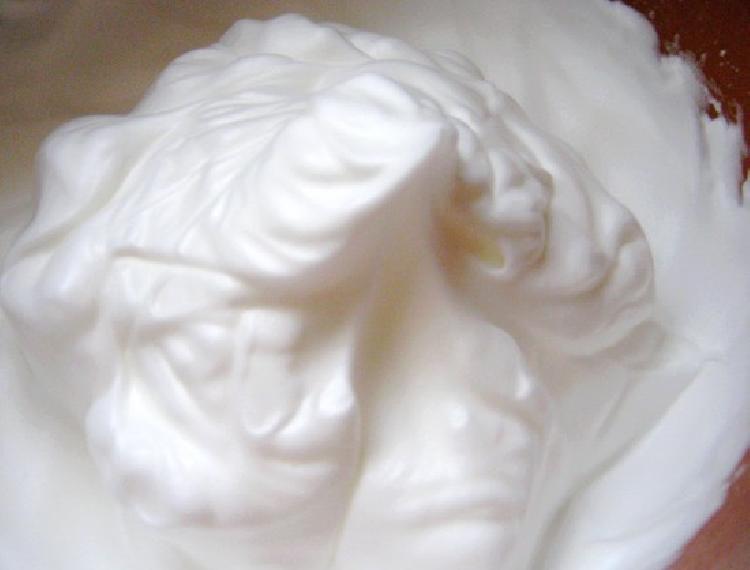 Relleno de tortas con merengue italiano y mantequilla