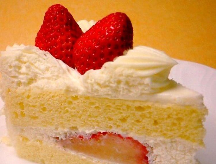Torta rellena y decorada con frutillas (fresas)
