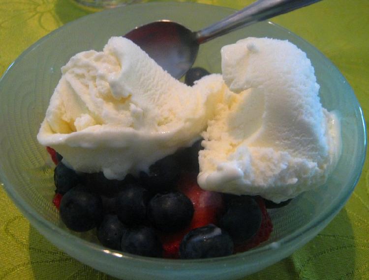 Helado de maní con arándanos