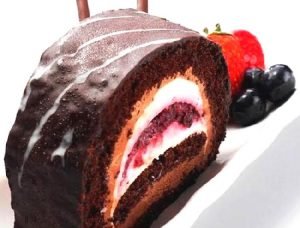 Pionono arrollado de chocolate y frutos rojos
