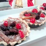 Tarteletas rellenas de coco decoradas con fruta glaseada