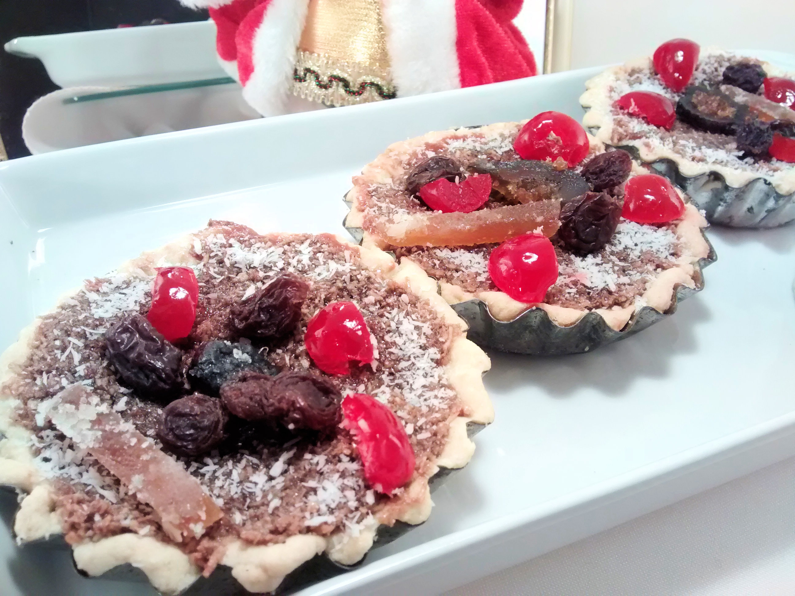 Tarteletas rellenas de coco decoradas con fruta glaseada