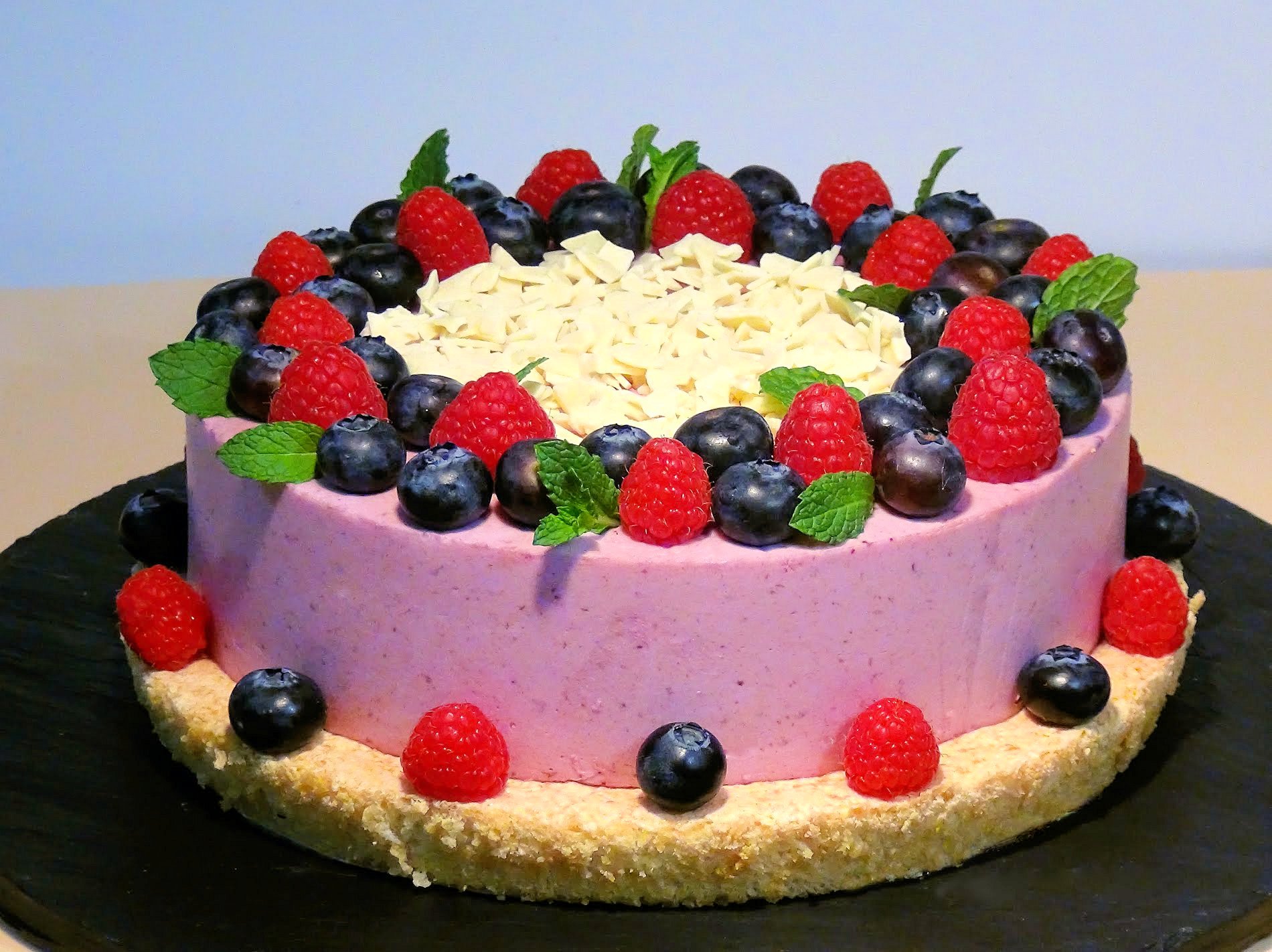 Tarta de frutos del bosque con bizcocho de almendras