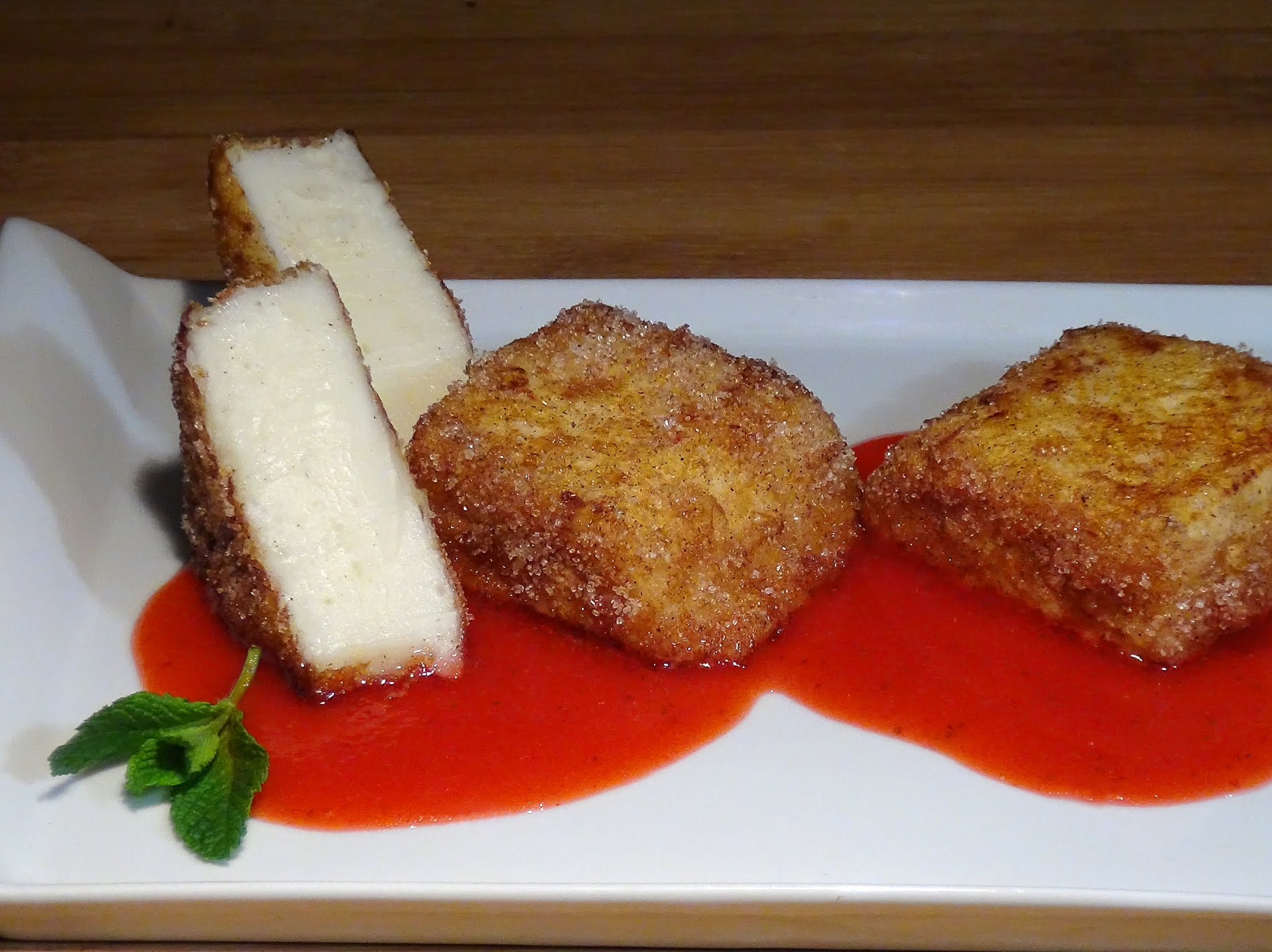 Leche frita y coulis de fresa