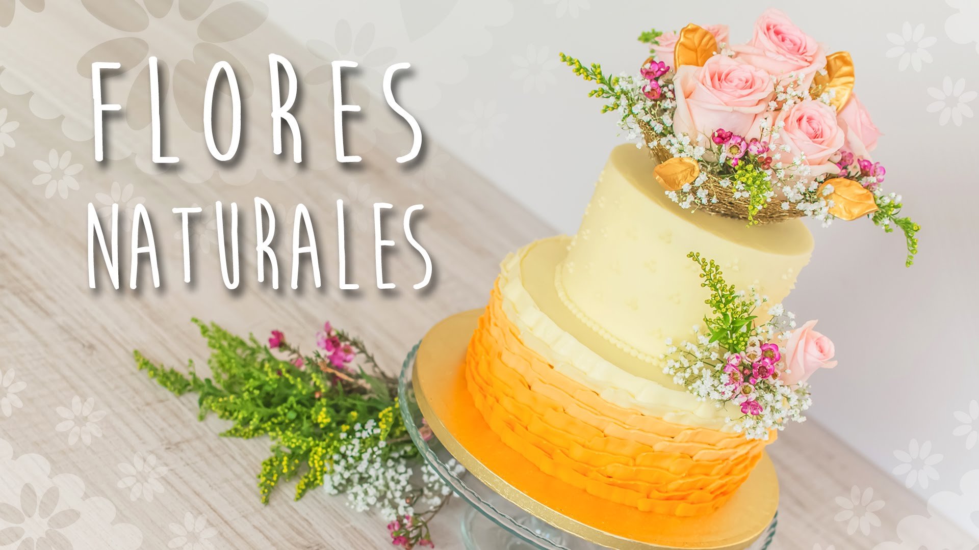Decoración de tarta con flores naturales