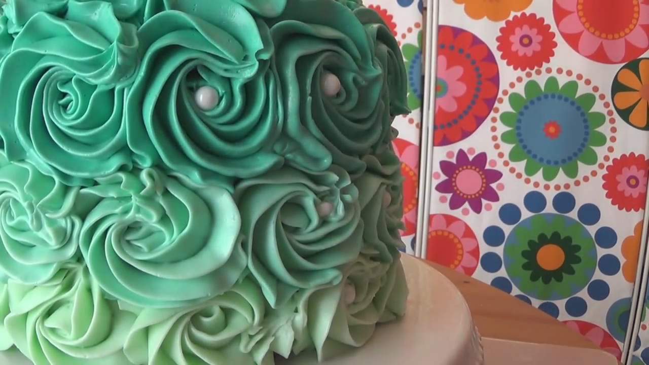 Tarta de limón decorada con rosas en colores