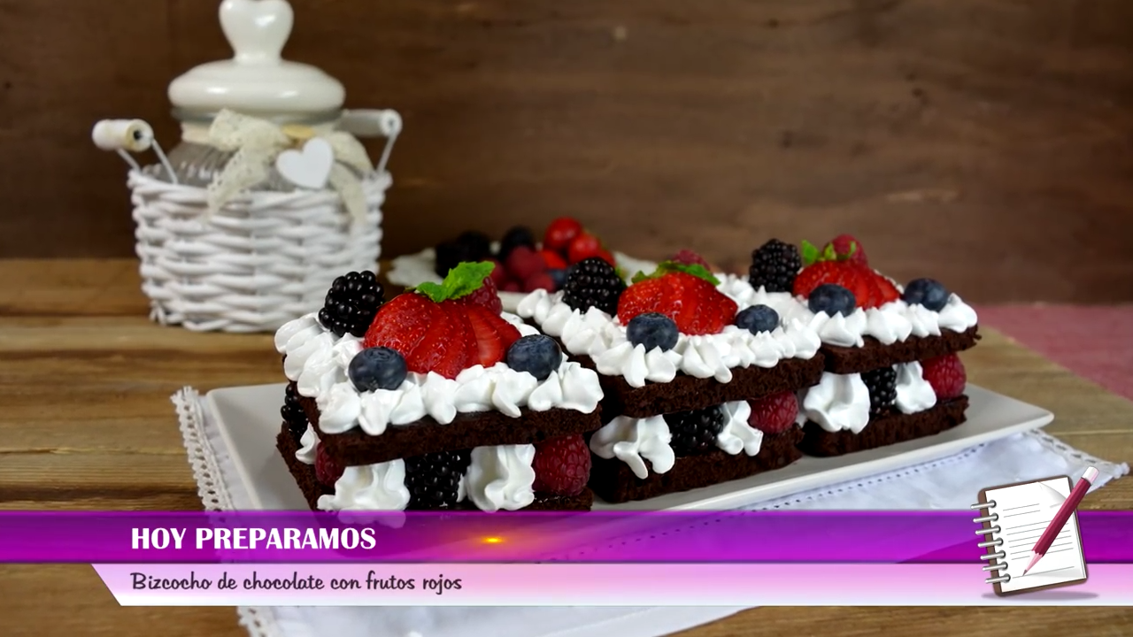 Bizcocho de chocolate con frutos rojos