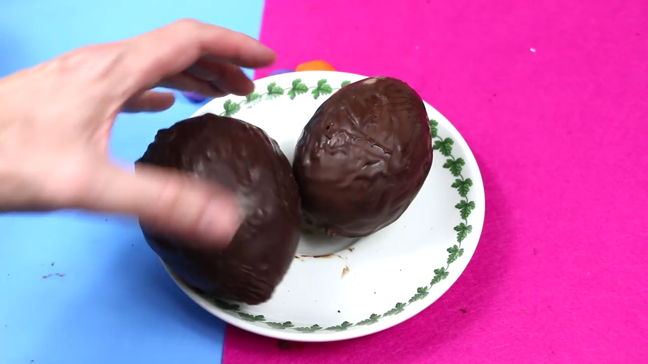 Cómo hacer un huevo de chocolate con un globo