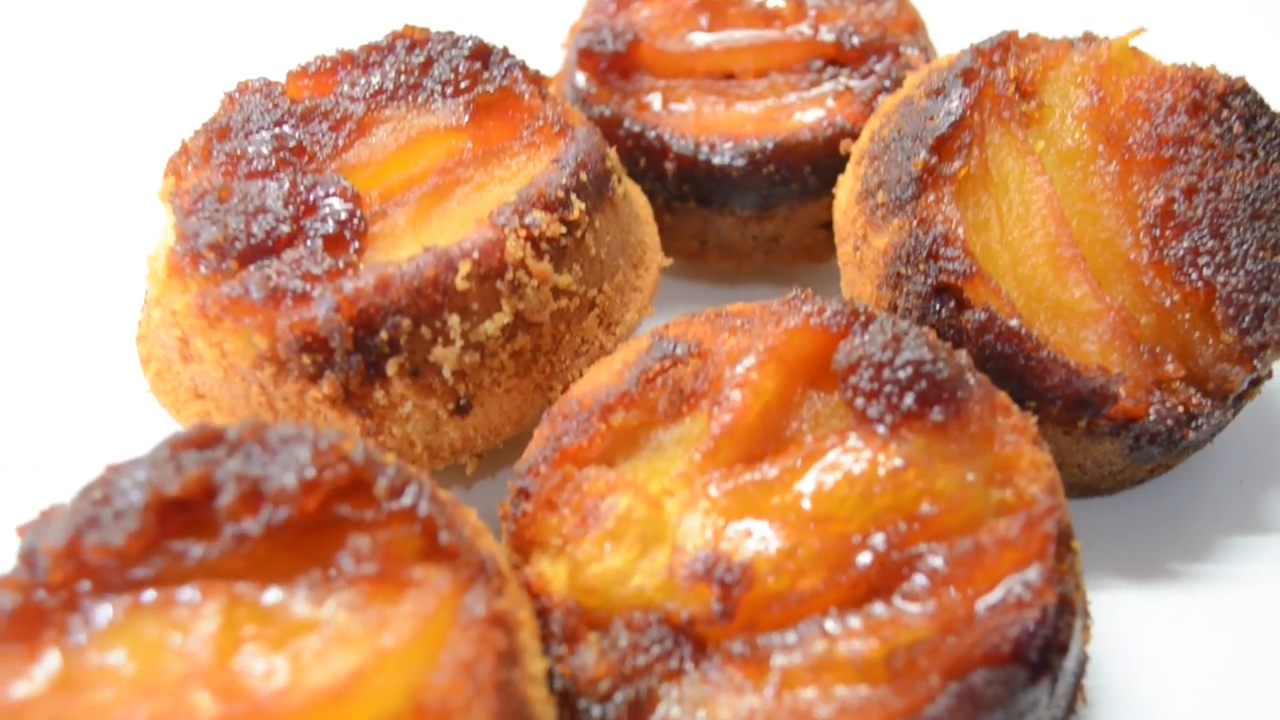 Mini torta invertida de manzana