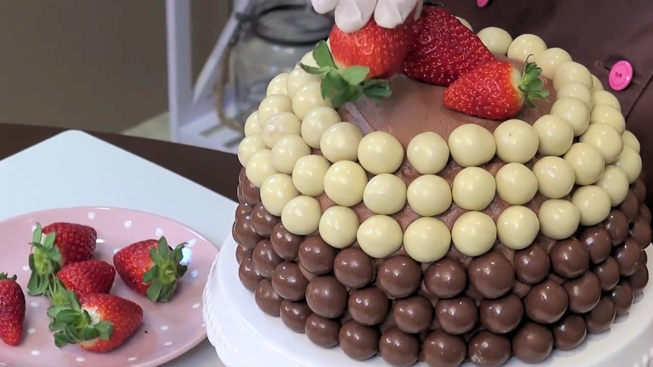 Tarta domo de chocolate y fresa
