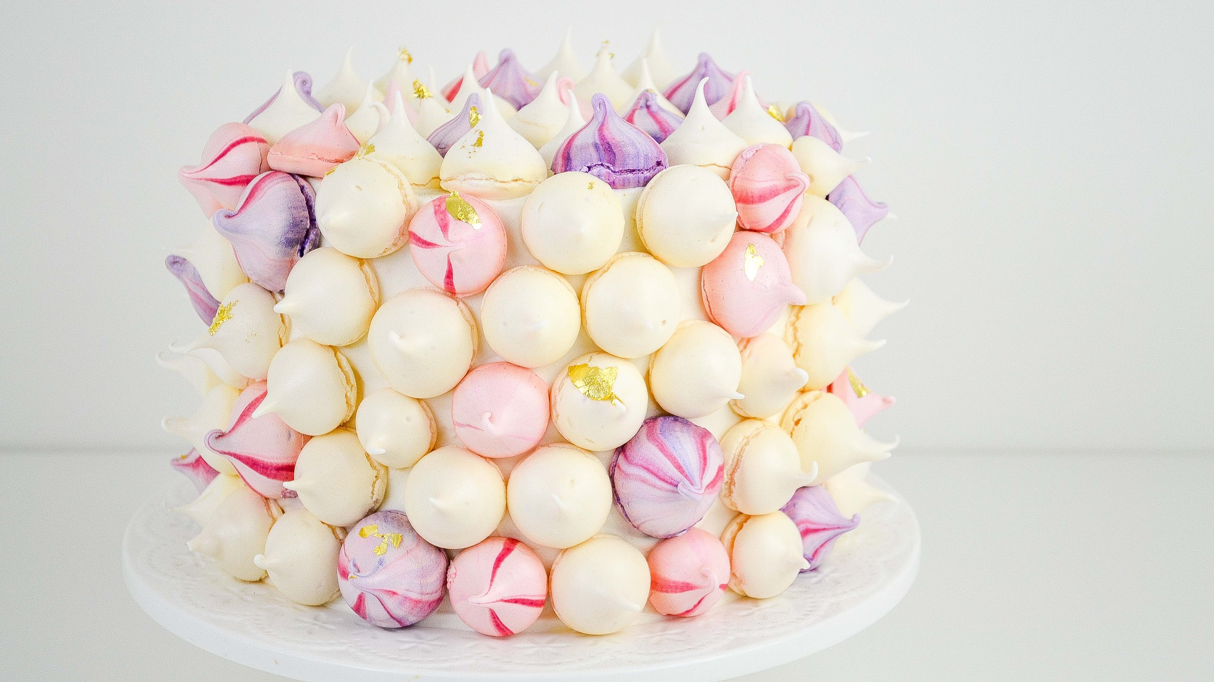 Torta decorada con merengues
