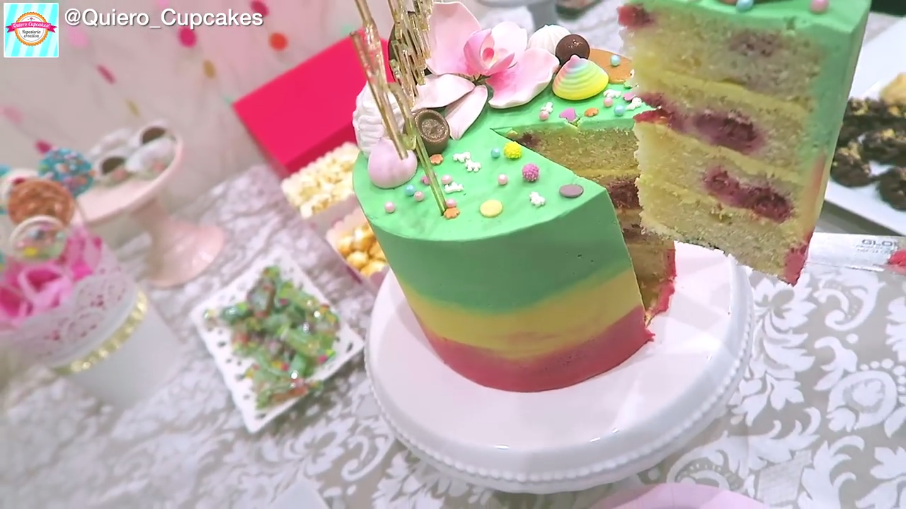 Tarta de cumpleaños de coco, frambuesa y maracuyá