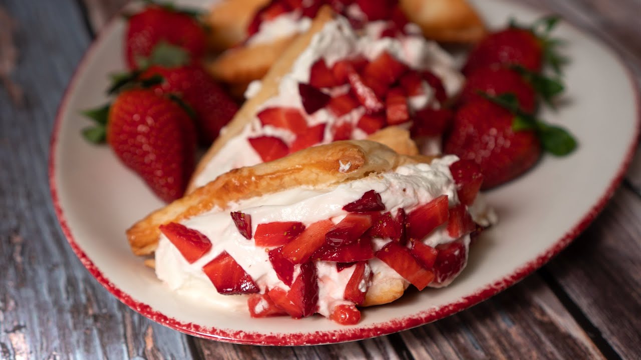 Deliciosos pasteles de hojaldre con nata y fresas: receta fácil y rápida